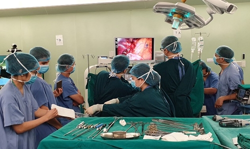 Bệnh viện Bạch Mai thực hiện thành công kỹ thuật cắt thùy phổi nội soi cho bệnh nhân ung thư phổi